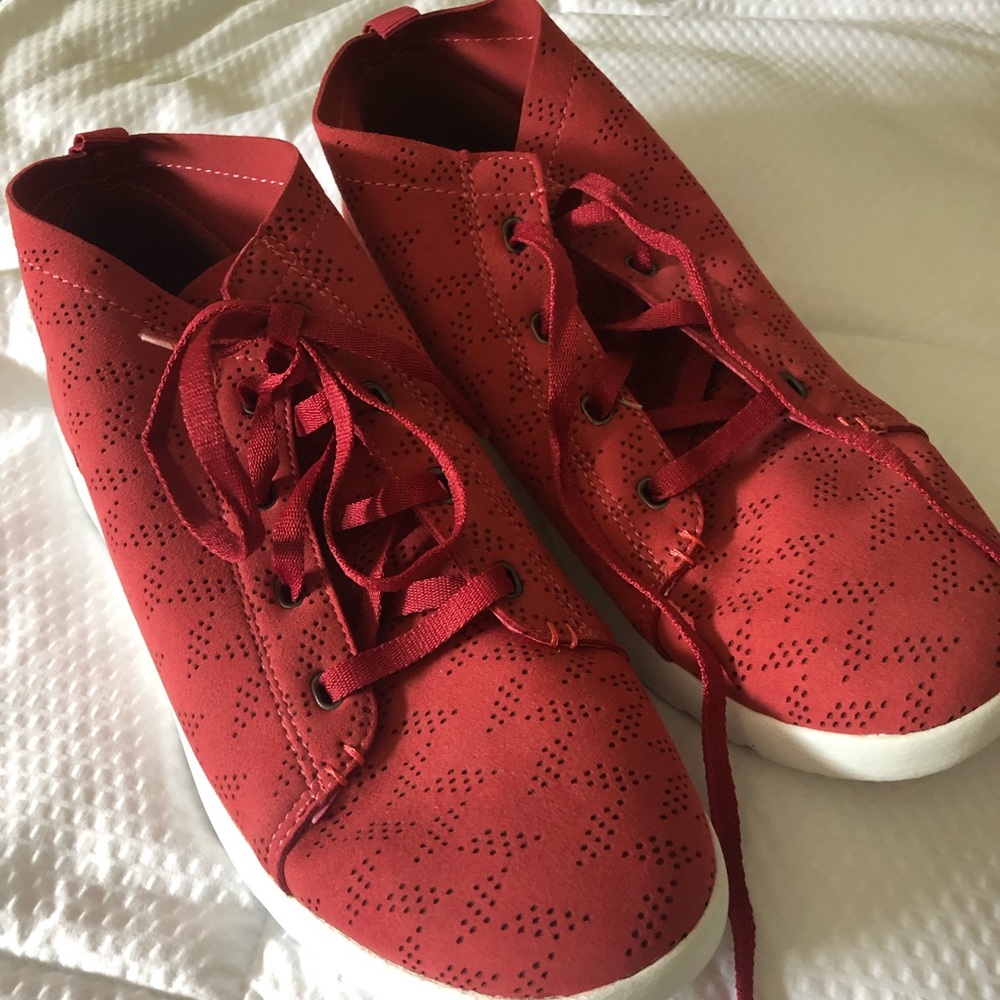 Size 9 bearpaw suede sneakers like new